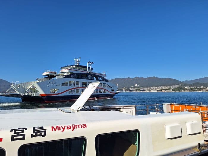 Mit dem Wassershuttlr auf Miyajima angekommen